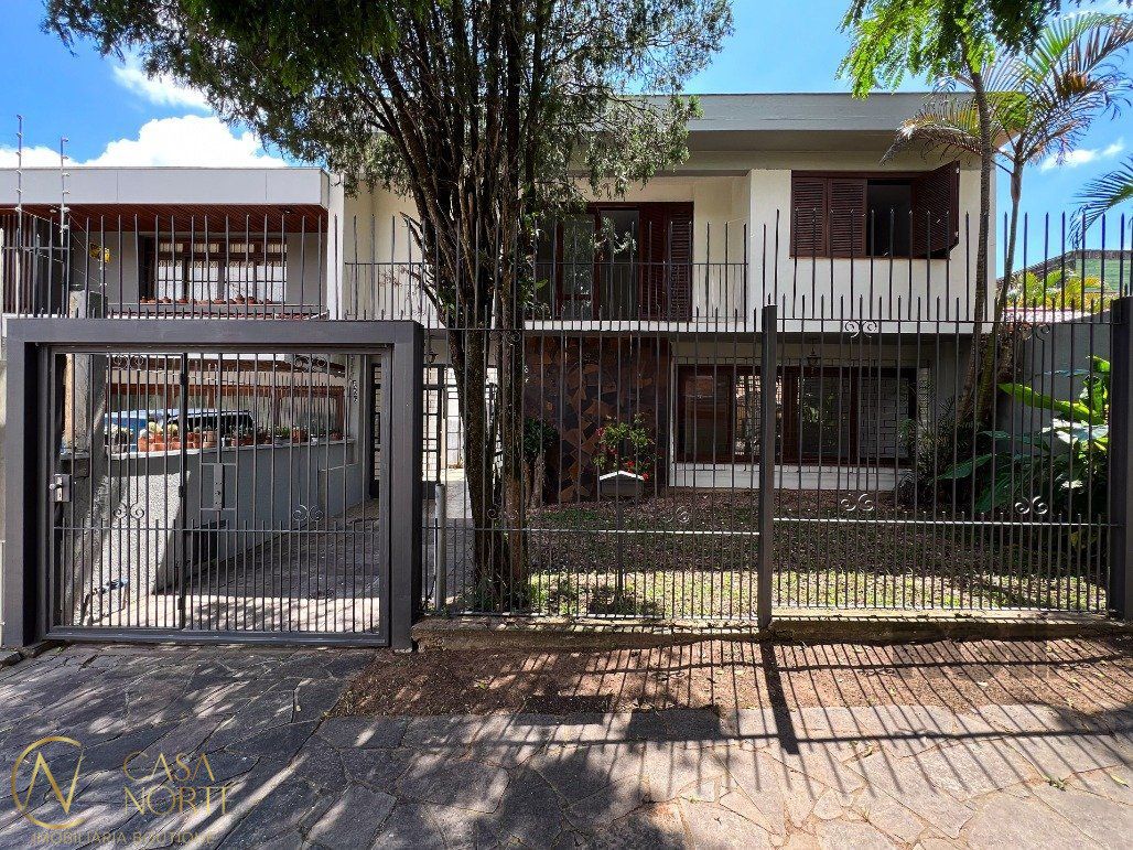 Casa à venda com 4 quartos, 264m², 1 suíte, 3 vagas, Avenida José Gertum no bairro Chácara das Pedras em Porto Alegre