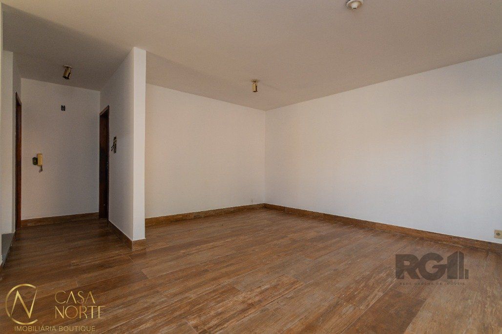 Casa à venda com 4 quartos, 264m², 1 suíte, 3 vagas, Avenida José Gertum no bairro Chácara das Pedras em Porto Alegre