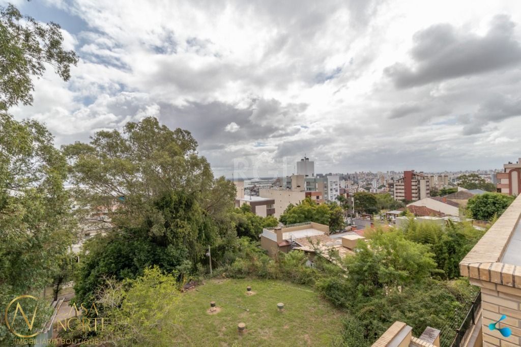 Casa à venda com 4 quartos, 373m², 2 suítes, 3 vagas, Rua Miguel Couto no bairro Menino Deus em Porto Alegre