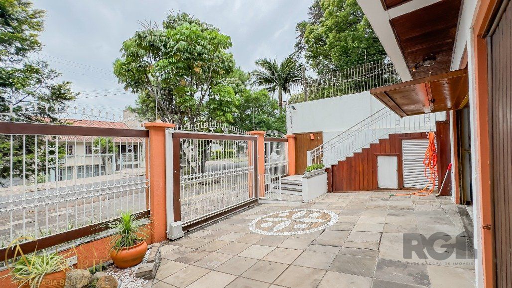 Casa à venda com 4 quartos, 575m², 4 suítes, 6 vagas, Avenida General Barreto Viana no bairro Chácara das Pedras em Porto Alegre