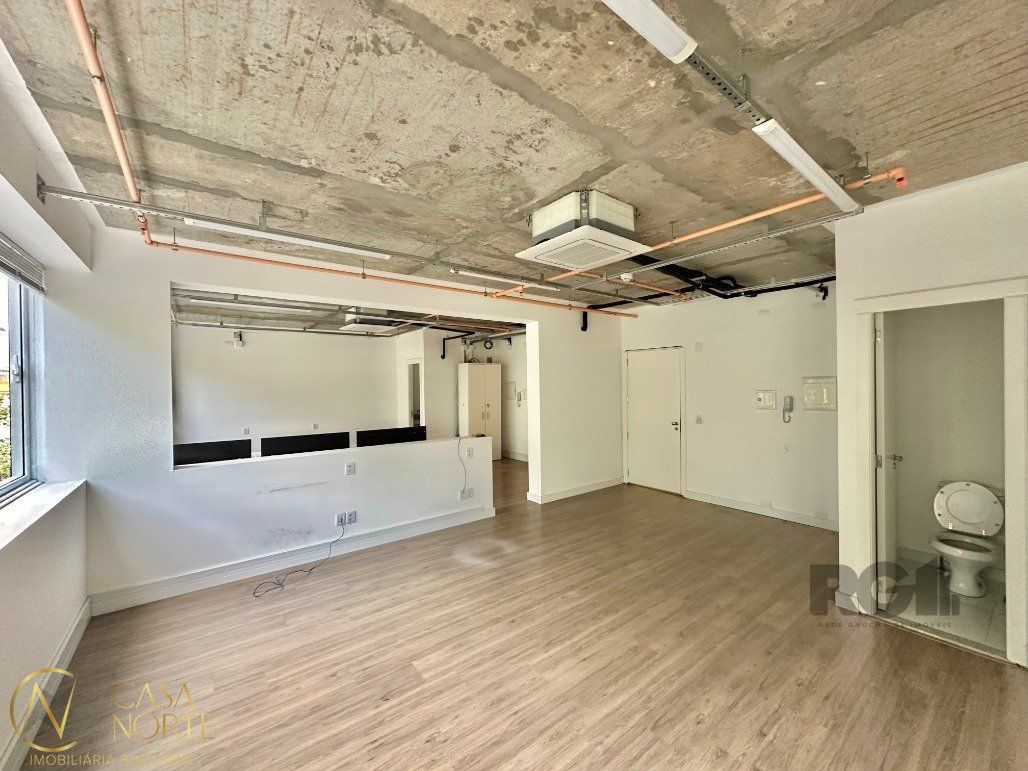 Sala Comercial à venda , 33m², 1 vaga, Rua Anita Garibaldi no bairro Mont Serrat em Porto Alegre