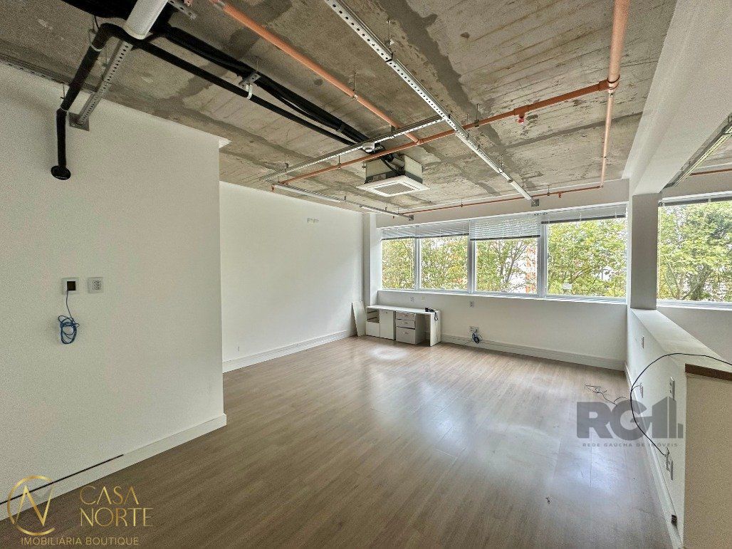 Sala Comercial à venda , 33m², 1 vaga, Rua Anita Garibaldi no bairro Mont Serrat em Porto Alegre