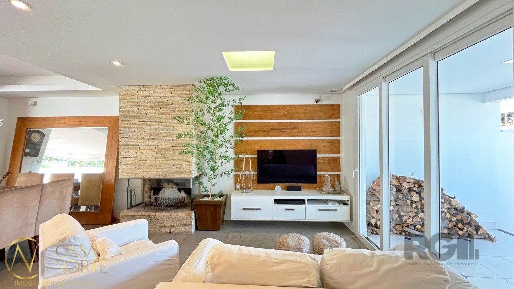 Casa à venda com 3 quartos, 218m², 1 suíte, 2 vagas, Rua Mampituba no bairro Ipanema em Porto Alegre