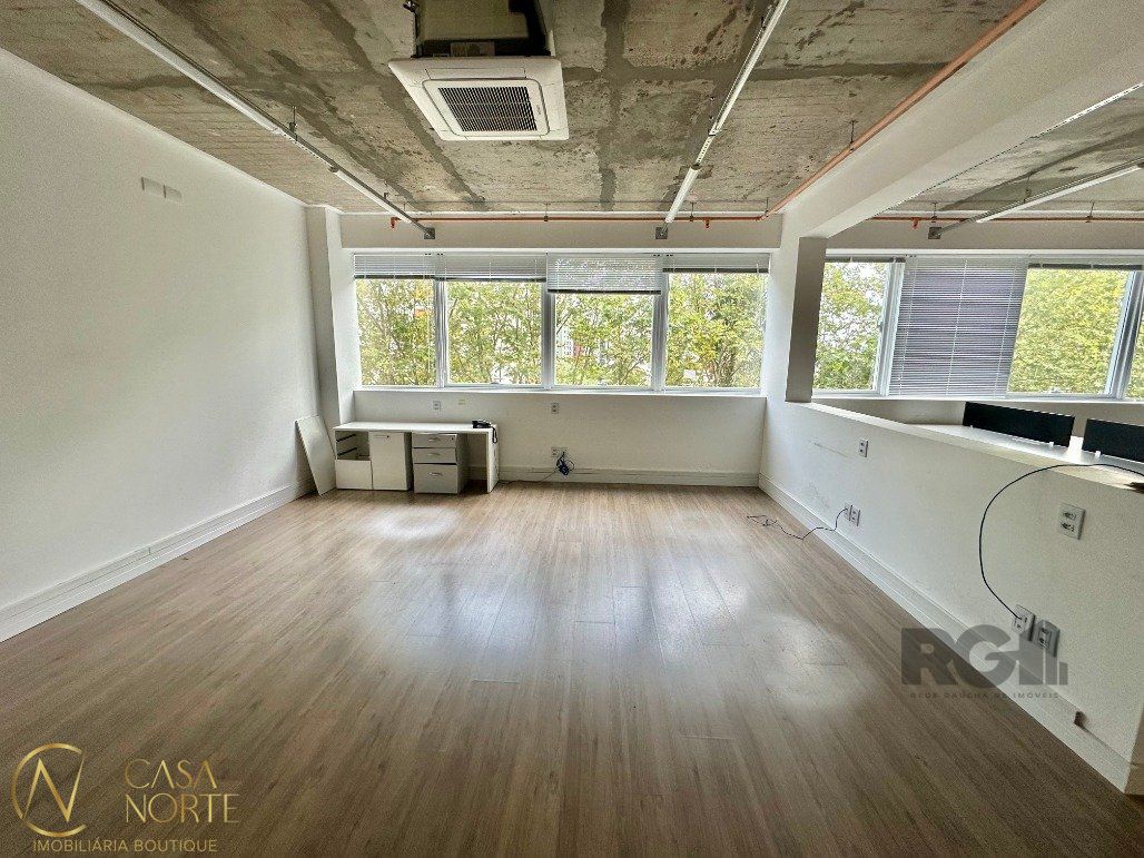 Sala Comercial à venda , 33m², 1 vaga, Rua Anita Garibaldi no bairro Mont Serrat em Porto Alegre