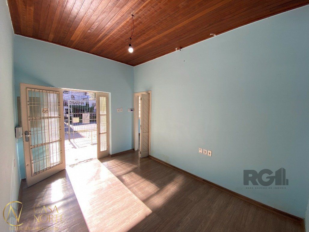 Casa à venda com 3 quartos, 179m², 3 vagas, Rua Doutor Sebastião Leao no bairro Azenha em Porto Alegre
