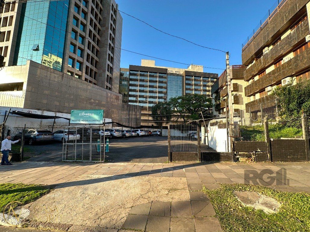 Terreno à venda  com 990m², Avenida Carlos Gomes no bairro Auxiliadora em Porto Alegre