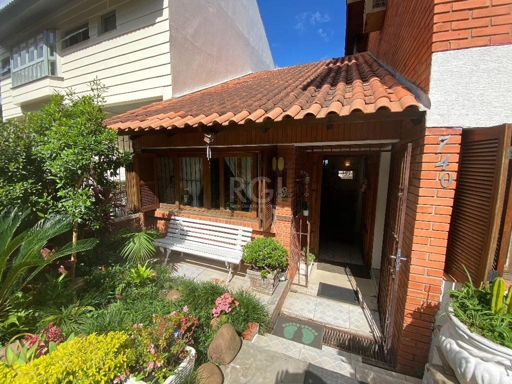 Casa à venda com 5 quartos, 280m², 1 suíte, Rua Fernando Osorio no bairro Teresópolis em Porto Alegre