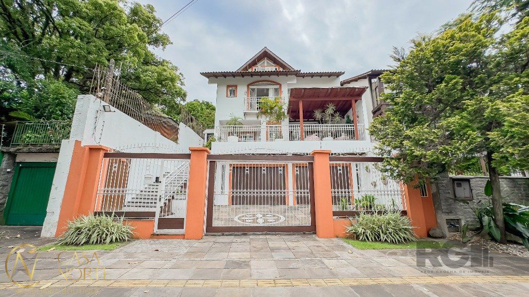 Casa à venda com 4 quartos, 575m², 4 suítes, 6 vagas, Avenida General Barreto Viana no bairro Chácara das Pedras em Porto Alegre