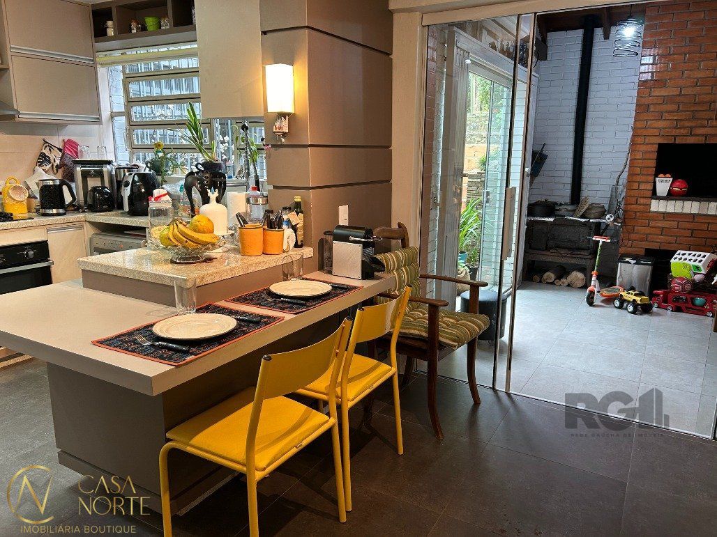Casa à venda com 3 quartos, 660m², 1 suíte, Rua Edgar Luiz Schneider no bairro Jardim Isabel em Porto Alegre