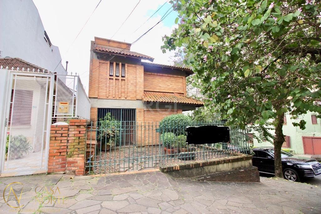 Terreno à venda com 3 quartos com 219m², 1 suíte, 3 vagas, Rua Antônio Parreiras no bairro Bela Vista em Porto Alegre