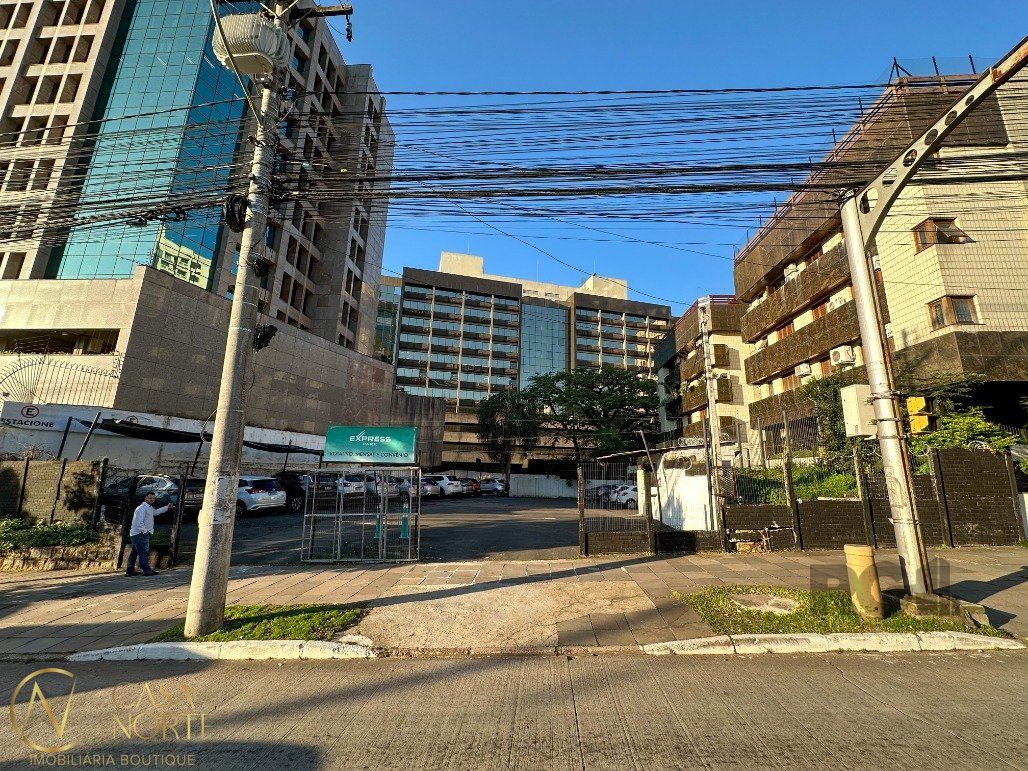 Terreno à venda  com 990m², Avenida Carlos Gomes no bairro Auxiliadora em Porto Alegre
