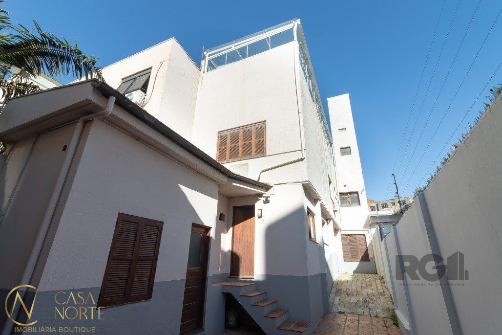 Casa à venda com 4 quartos, 444m², 2 suítes, 2 vagas, Rua João Abbott no bairro Petrópolis em Porto Alegre