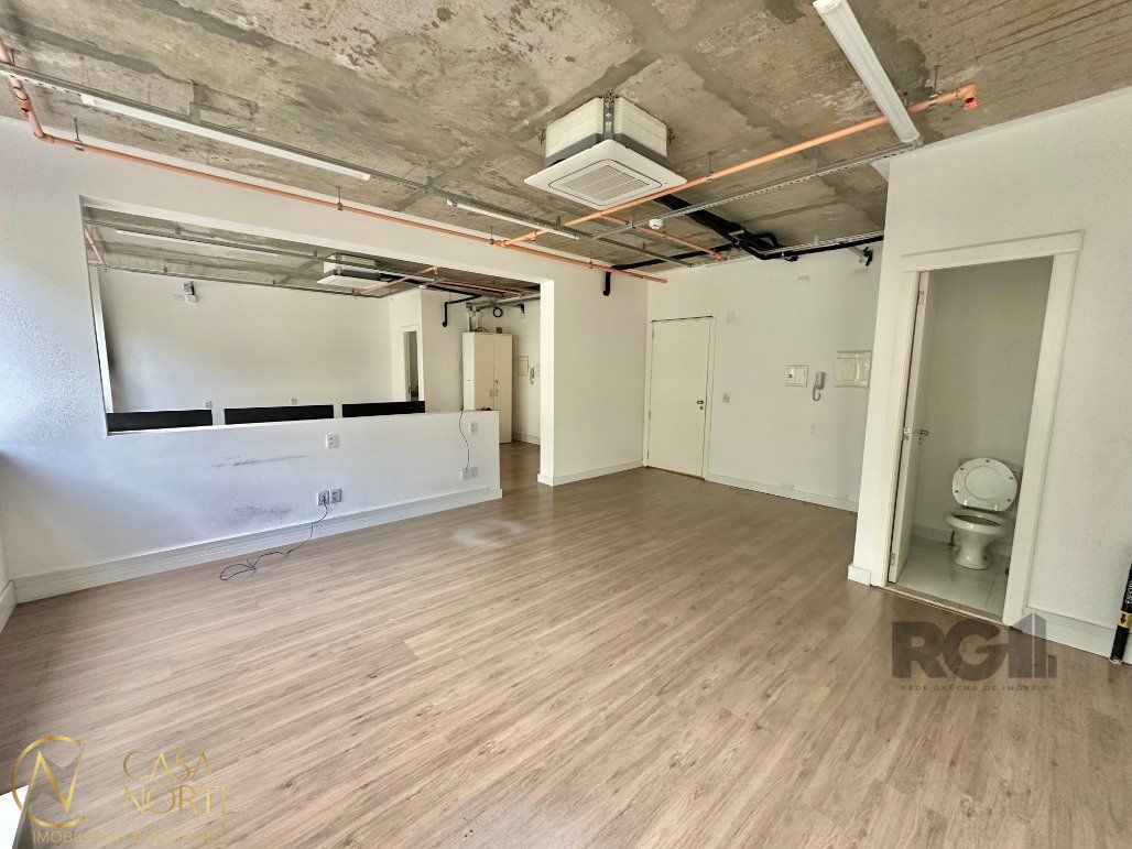 Sala Comercial à venda , 33m², 1 vaga, Rua Anita Garibaldi no bairro Mont Serrat em Porto Alegre