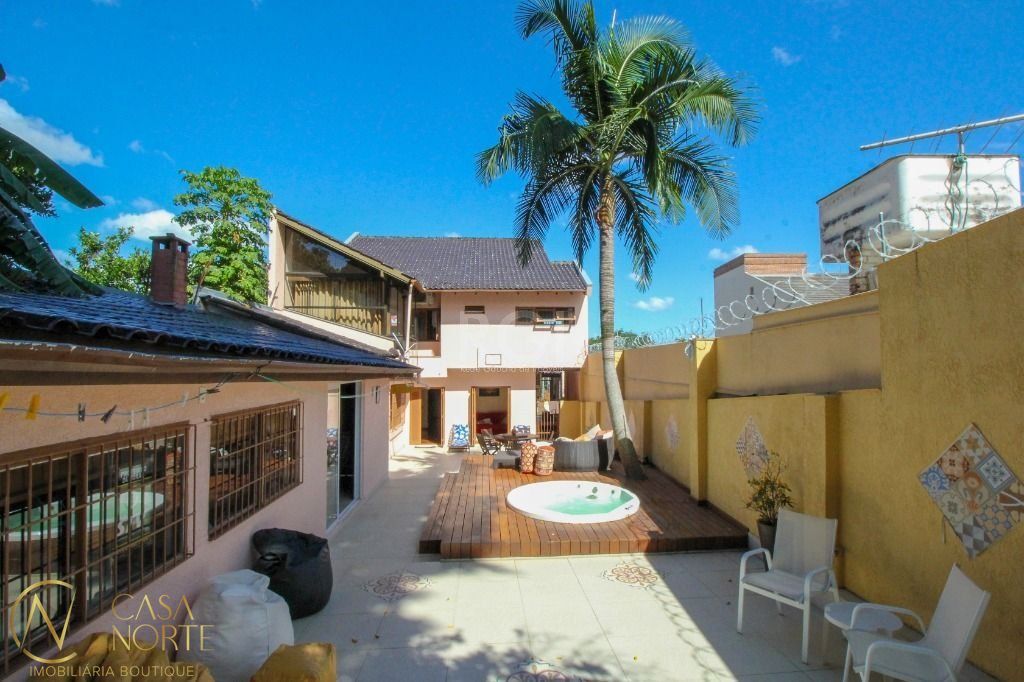Casa à venda com 4 quartos, 350m², 1 suíte, 4 vagas, Rua João Berutti no bairro Chácara das Pedras em Porto Alegre
