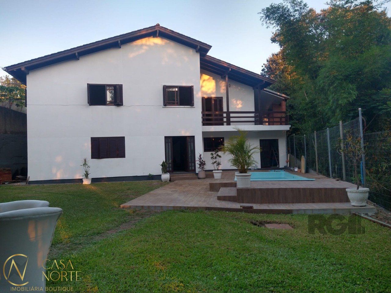 Casa à venda com 3 quartos, 370m², 1 suíte, 5 vagas, Rua Evangelista Francisco da Silva no bairro Cavalhada em Porto Alegre