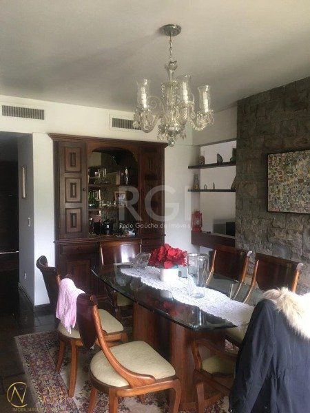 Casa à venda com 3 quartos, 406m², 1 suíte, 4 vagas, Rua Balduino Roehrig no bairro Três Figueiras em Porto Alegre