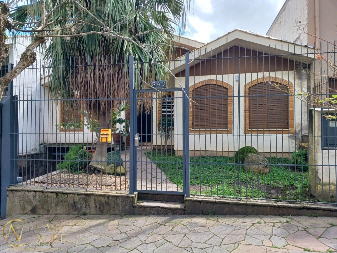 Casa à venda com 4 quartos, 271m², 1 suíte, 3 vagas, Rua Senegal no bairro Vila Ipiranga em Porto Alegre