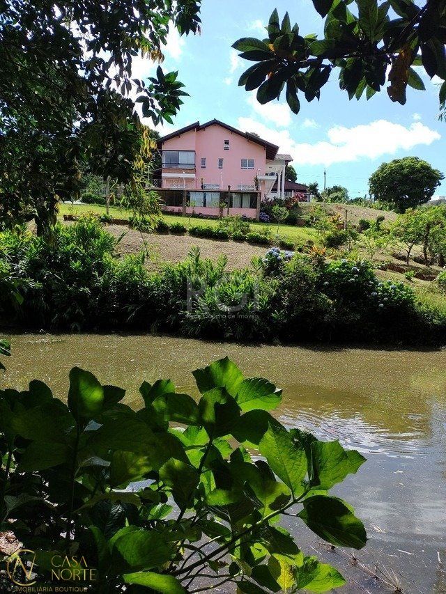 Casa à venda com 4 quartos, 329m², 16 vagas, Estrada das Furnas no bairro Vila Nova em Porto Alegre