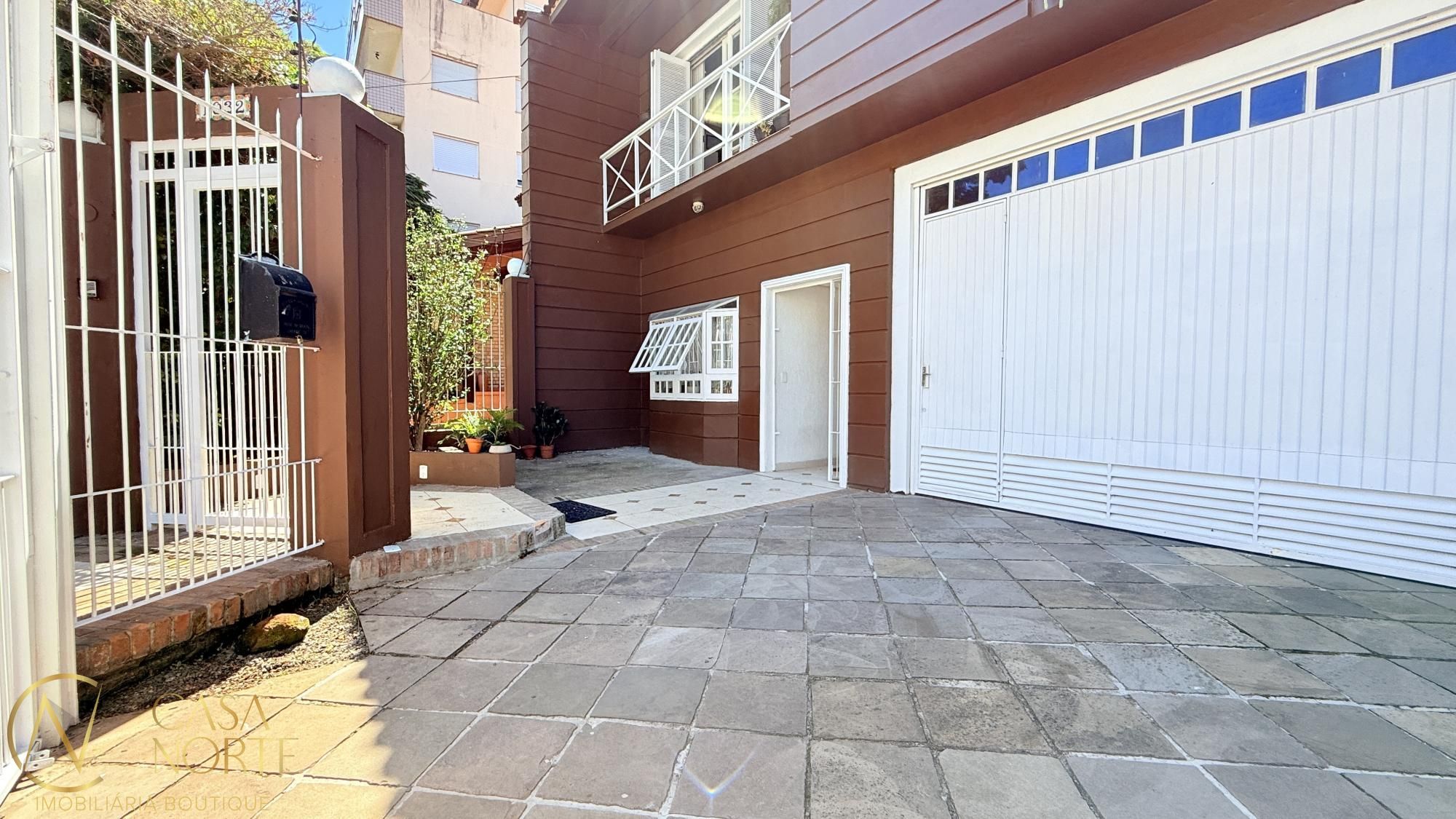 Casa à venda com 4 quartos, 278m², 1 suíte, 4 vagas, Rua João Paetzel no bairro Chácara das Pedras em Porto Alegre