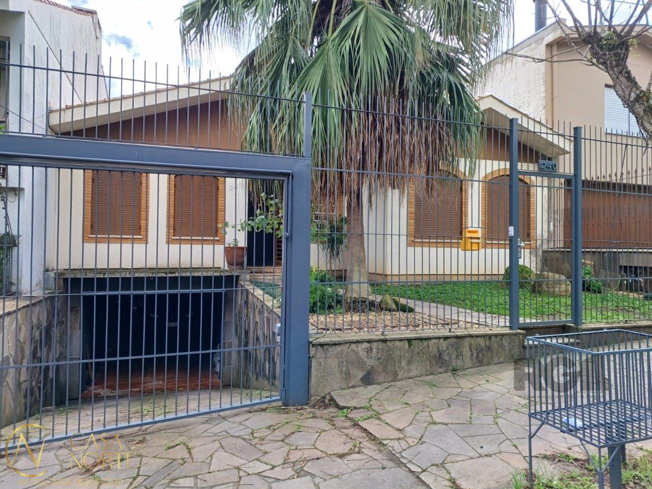 Casa à venda com 4 quartos, 271m², 1 suíte, 3 vagas, Rua Senegal no bairro Vila Ipiranga em Porto Alegre