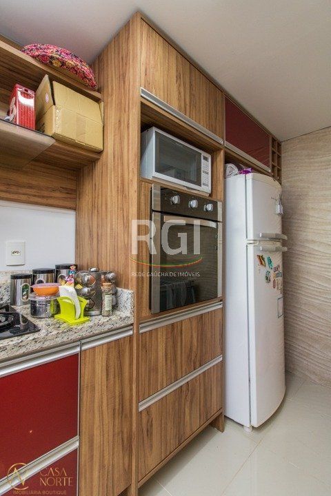 Sobrado à venda com 3 quartos, 181m², 1 suíte, 2 vagas, Rua Carlos Nobre no bairro Aberta dos Morros em Porto Alegre