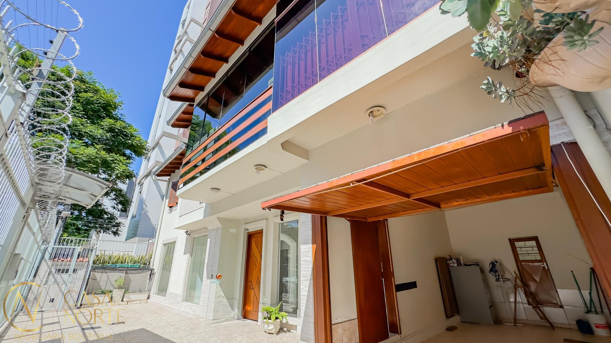 Casa à venda com 4 quartos, 217m², 1 suíte, 2 vagas, Rua Dona Augusta no bairro Menino Deus em Porto Alegre