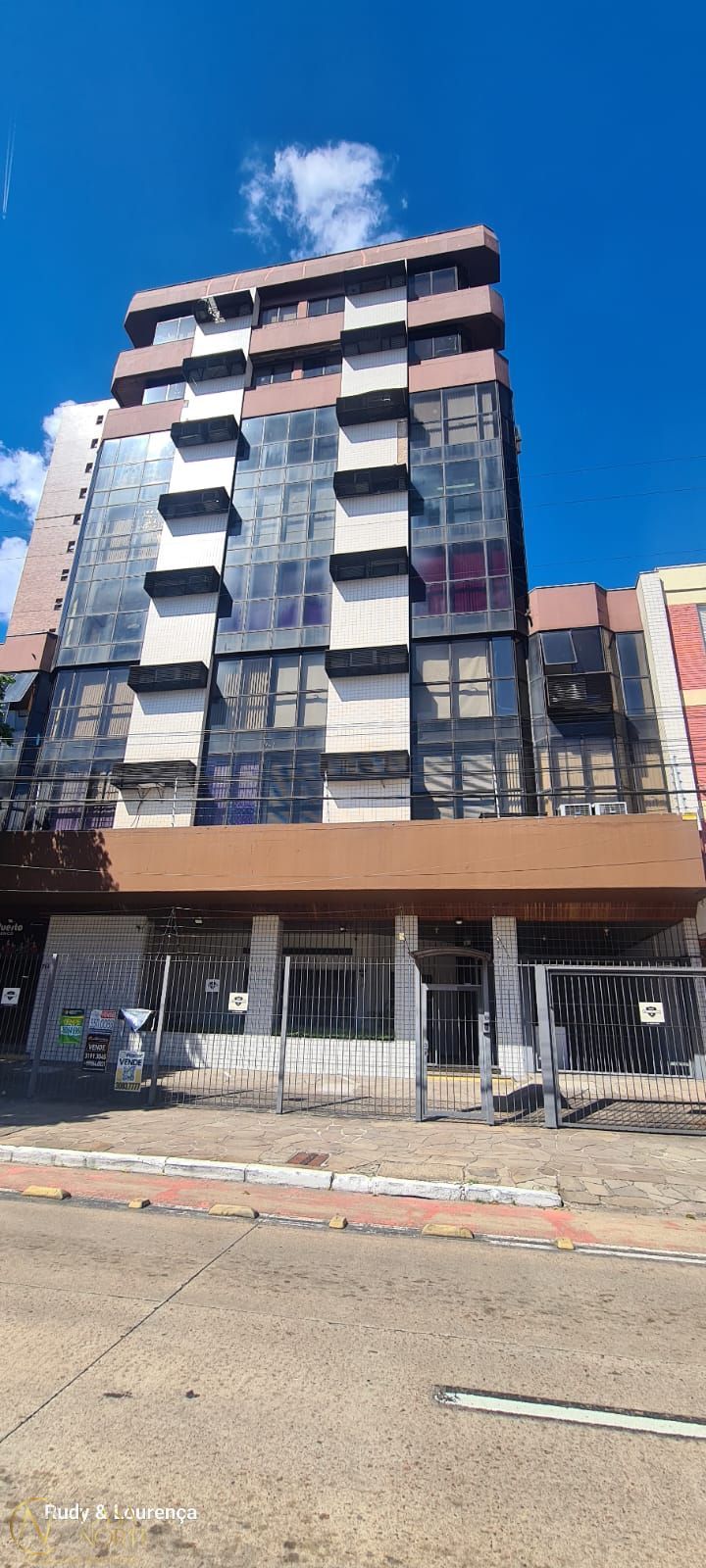 Sala Comercial à venda com 1 quarto, 26m², 1 vaga, Avenida Érico Veríssimo no bairro Menino Deus em Porto Alegre