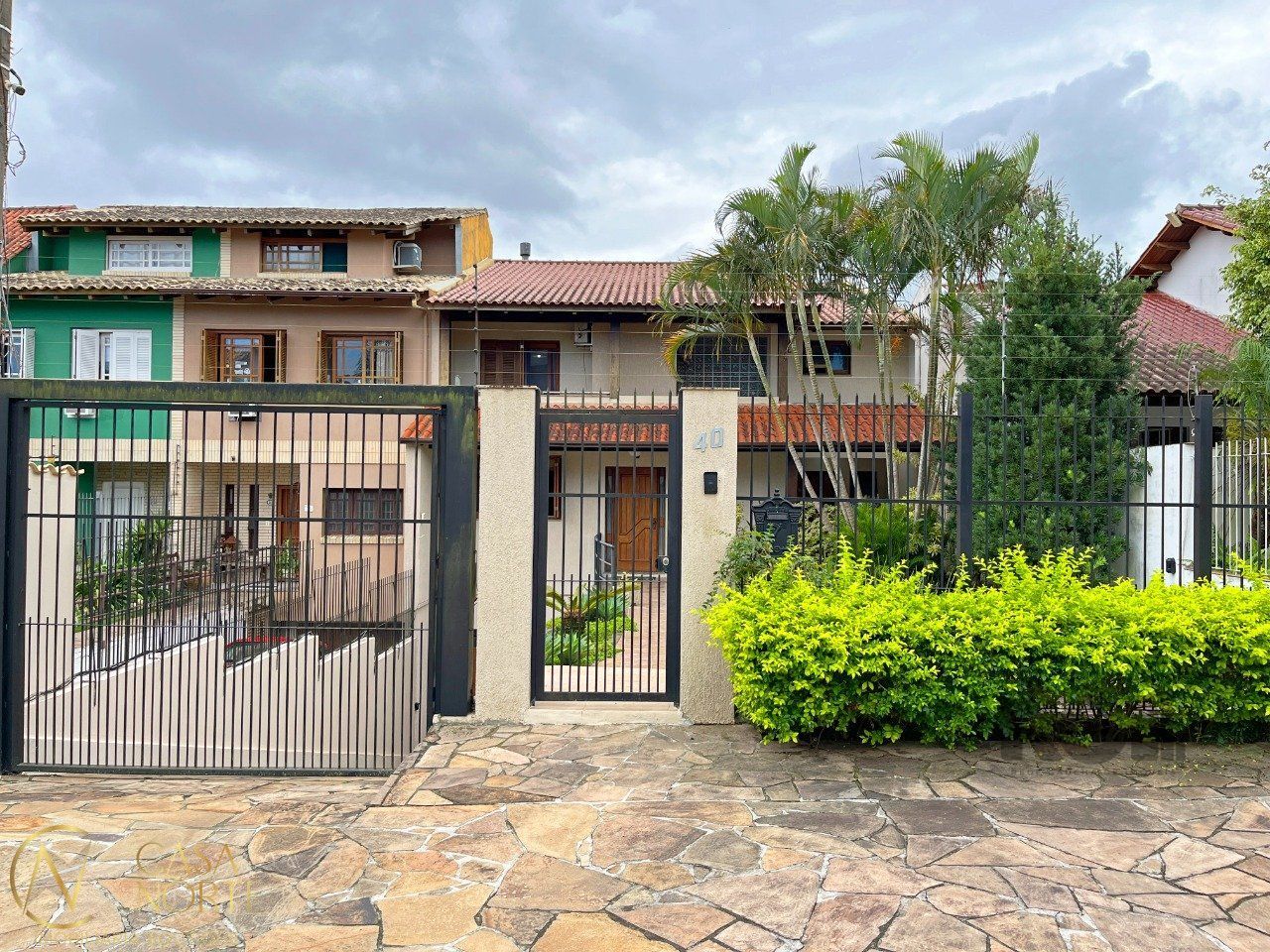 Casa à venda com 4 quartos, 380m², 1 suíte, 2 vagas, Rua Professor Othon Santos Silva no bairro Aberta dos Morros em Porto Alegre