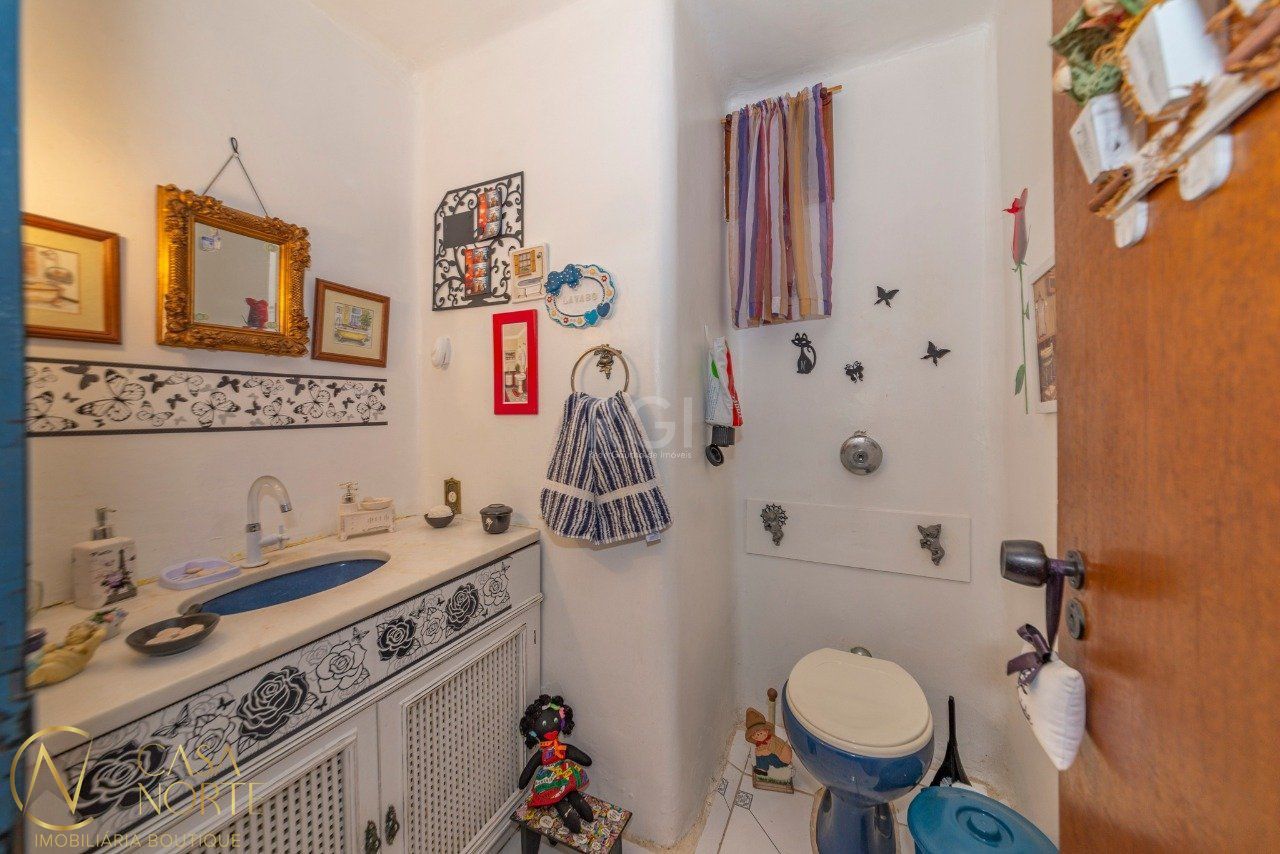 Casa à venda com 4 quartos, 390m², 4 vagas, Rua Matias José Bins no bairro Chácara das Pedras em Porto Alegre