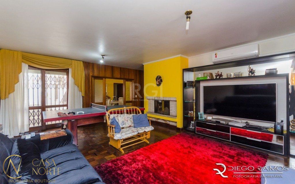 Casa à venda com 3 quartos, 243m², 1 suíte, 2 vagas, Avenida Montreal no bairro Jardim Lindóia em Porto Alegre