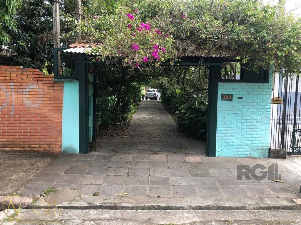 Casa à venda com 3 quartos, 224m², 3 suítes, 4 vagas, Avenida Ararangua no bairro Guarujá em Porto Alegre