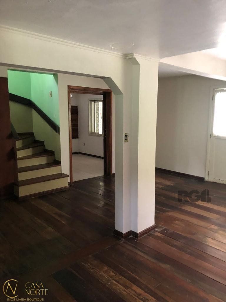 Casa à venda com 3 quartos, 224m², 3 suítes, 4 vagas, Avenida Ararangua no bairro Guarujá em Porto Alegre