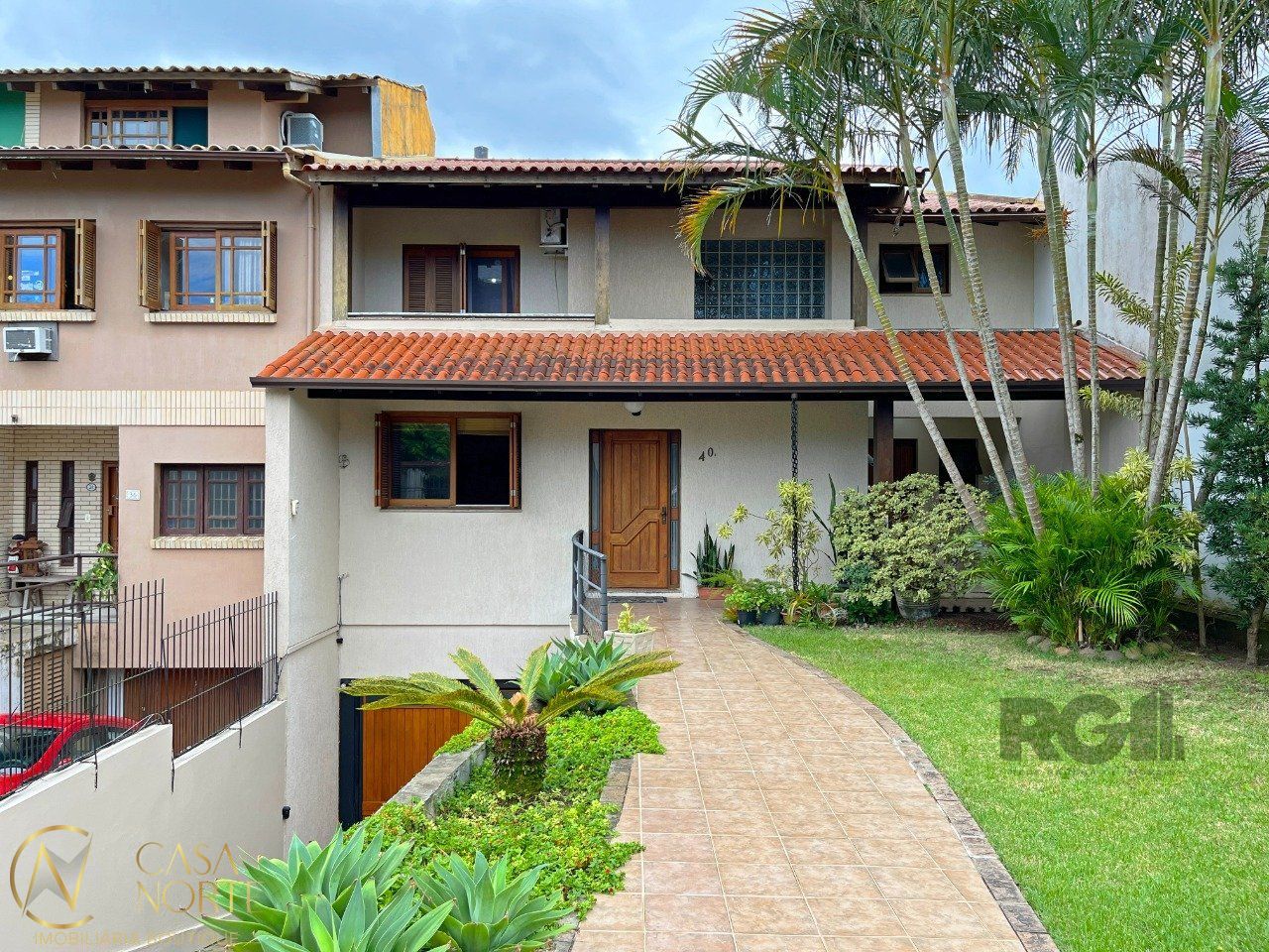 Casa à venda com 4 quartos, 380m², 1 suíte, 2 vagas, Rua Professor Othon Santos Silva no bairro Aberta dos Morros em Porto Alegre