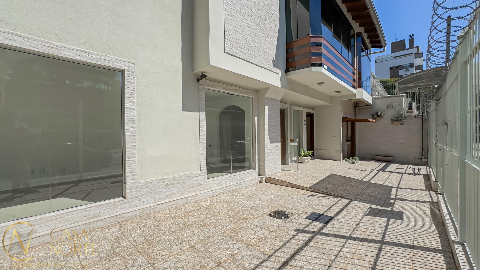 Casa à venda com 4 quartos, 217m², 1 suíte, 2 vagas, Rua Dona Augusta no bairro Menino Deus em Porto Alegre