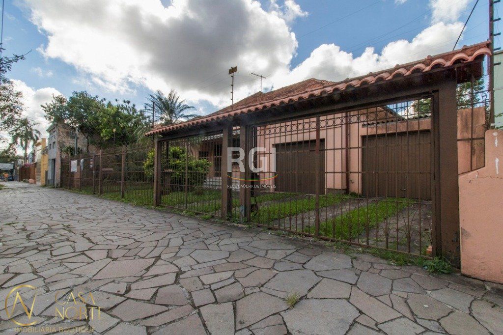 Casa à venda com 4 quartos, 400m², 1 suíte, 3 vagas, Rua Barao do Amazonas no bairro Partenon em Porto Alegre