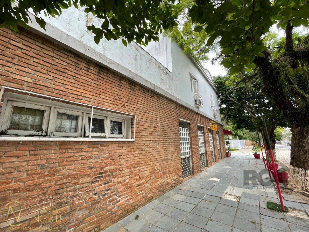 Casa Comercial à venda , 180m², Rua Baronesa do Gravataí no bairro Menino Deus em Porto Alegre