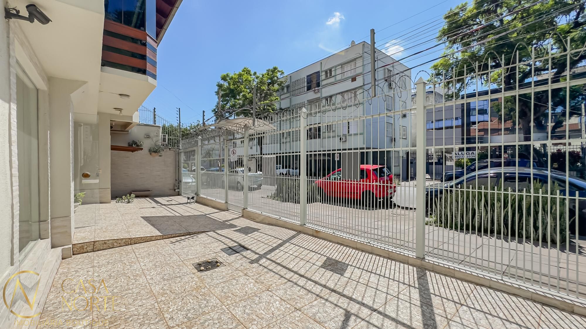 Casa à venda com 4 quartos, 217m², 1 suíte, 2 vagas, Rua Dona Augusta no bairro Menino Deus em Porto Alegre
