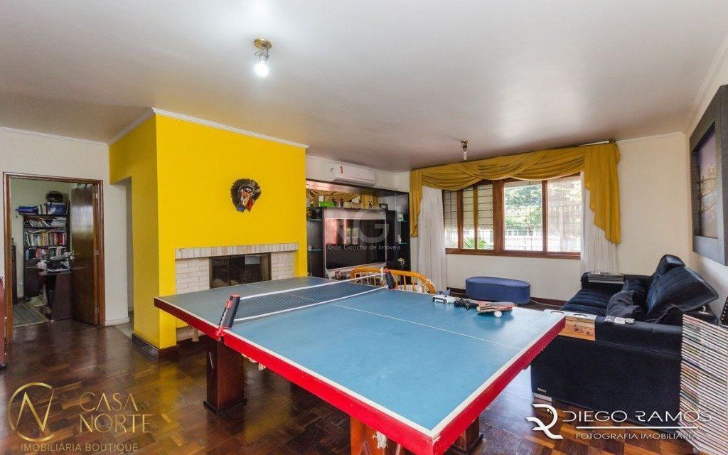 Casa à venda com 3 quartos, 243m², 1 suíte, 2 vagas, Avenida Montreal no bairro Jardim Lindóia em Porto Alegre