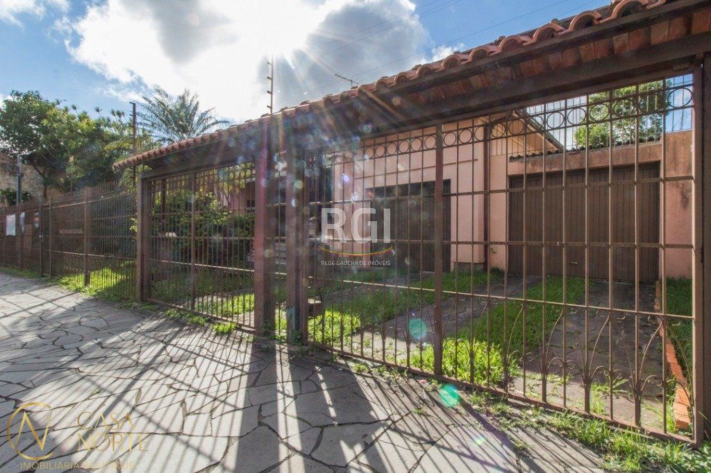 Casa à venda com 4 quartos, 400m², 1 suíte, 3 vagas, Rua Barao do Amazonas no bairro Partenon em Porto Alegre