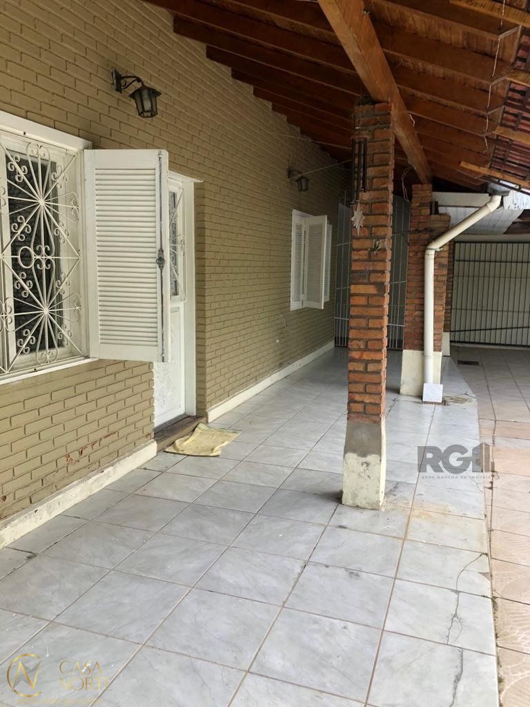 Casa à venda com 3 quartos, 224m², 3 suítes, 4 vagas, Avenida Ararangua no bairro Guarujá em Porto Alegre