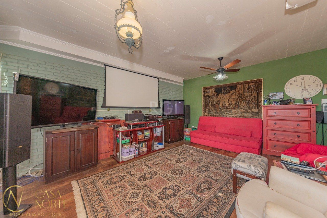 Casa à venda com 4 quartos, 390m², 4 vagas, Rua Matias José Bins no bairro Chácara das Pedras em Porto Alegre