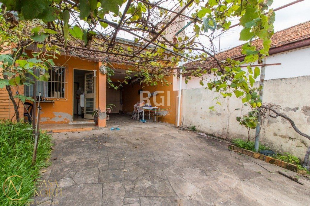 Casa à venda com 2 quartos, 86m², 4 vagas, Rua Victorino de Andrade Pinto no bairro Morro Santana em Porto Alegre