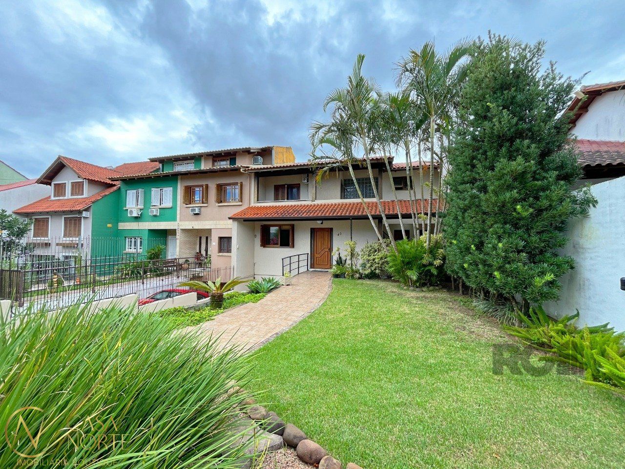 Casa à venda com 4 quartos, 380m², 1 suíte, 2 vagas, Rua Professor Othon Santos Silva no bairro Aberta dos Morros em Porto Alegre