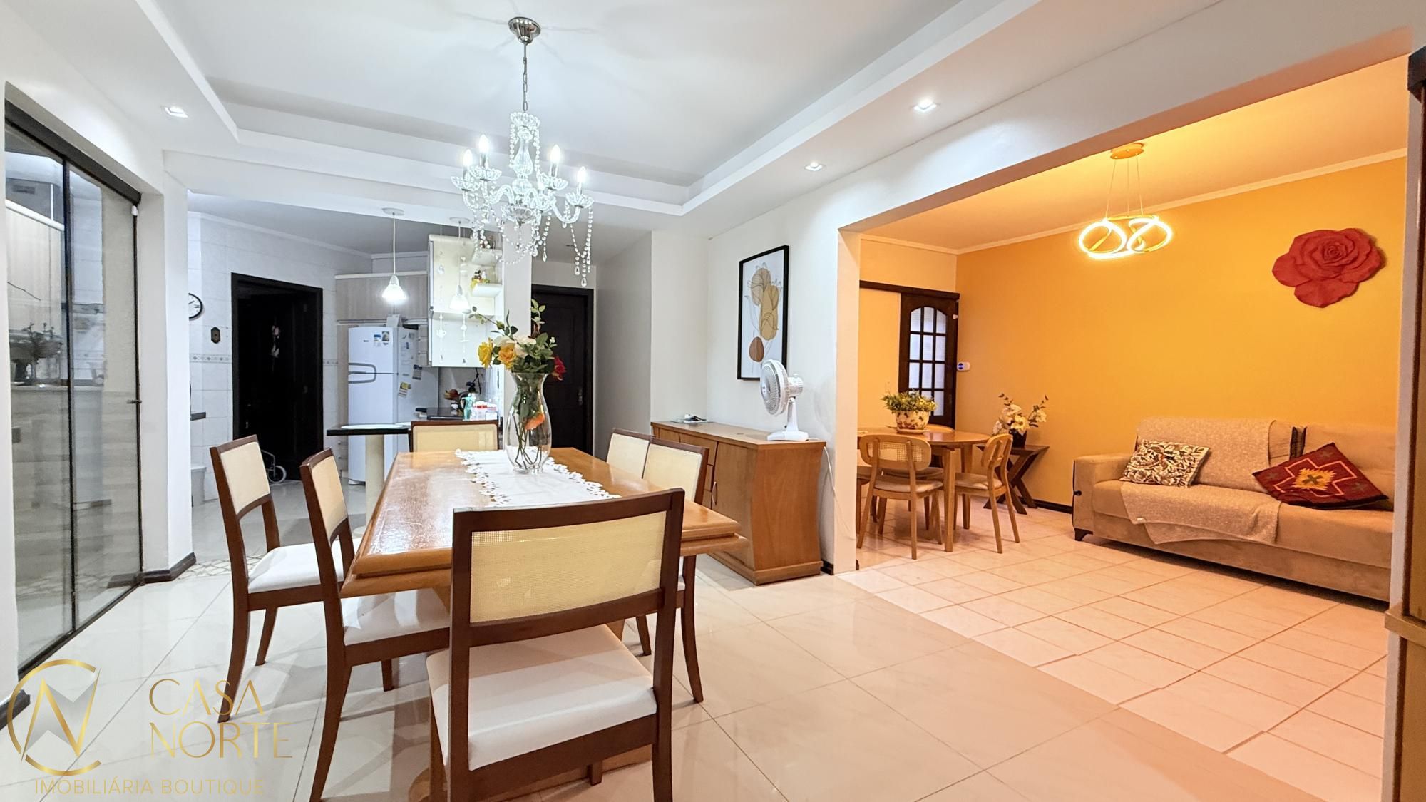 Casa à venda com 4 quartos, 319m², 1 suíte, 2 vagas, Rua Doutor Oscar Bittencourt no bairro Menino Deus em Porto Alegre