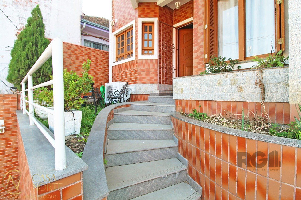 Casa à venda com 4 quartos, 192m², 3 suítes, 2 vagas, Avenida Coronel Gastao Haslocher Mazeron no bairro Medianeira em Porto Alegre