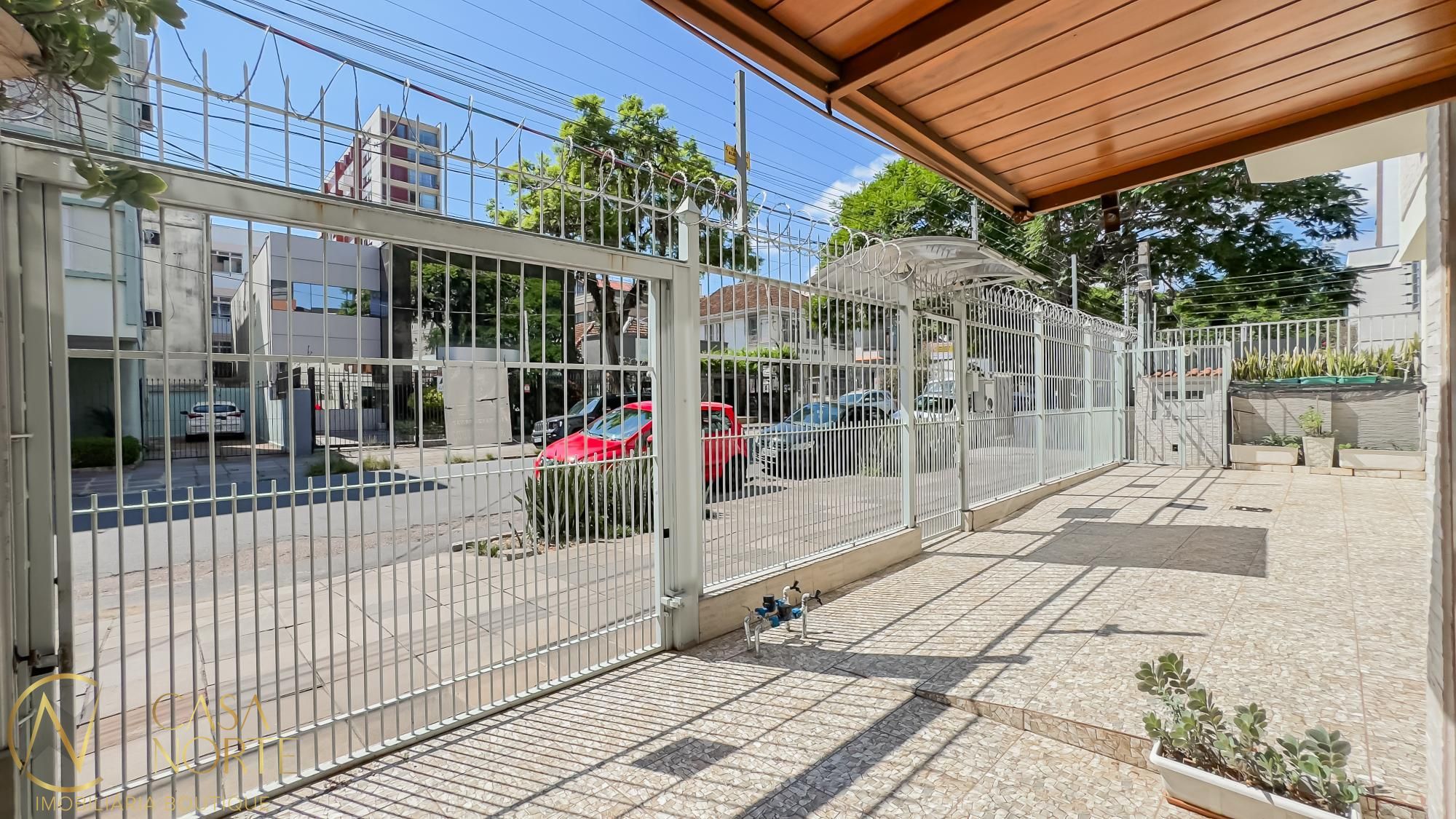Casa à venda com 4 quartos, 217m², 1 suíte, 2 vagas, Rua Dona Augusta no bairro Menino Deus em Porto Alegre