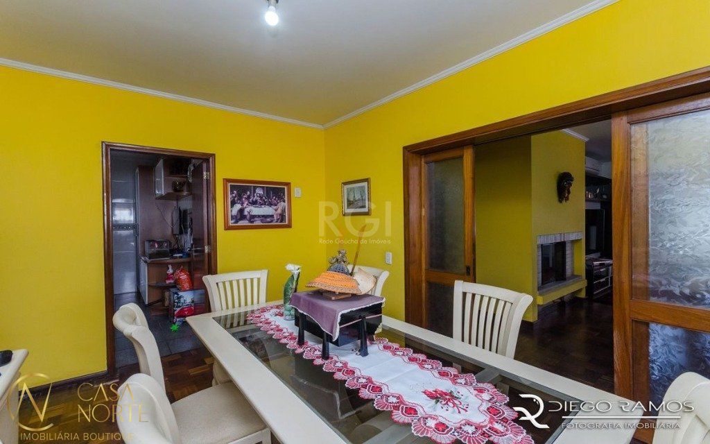 Casa à venda com 3 quartos, 243m², 1 suíte, 2 vagas, Avenida Montreal no bairro Jardim Lindóia em Porto Alegre