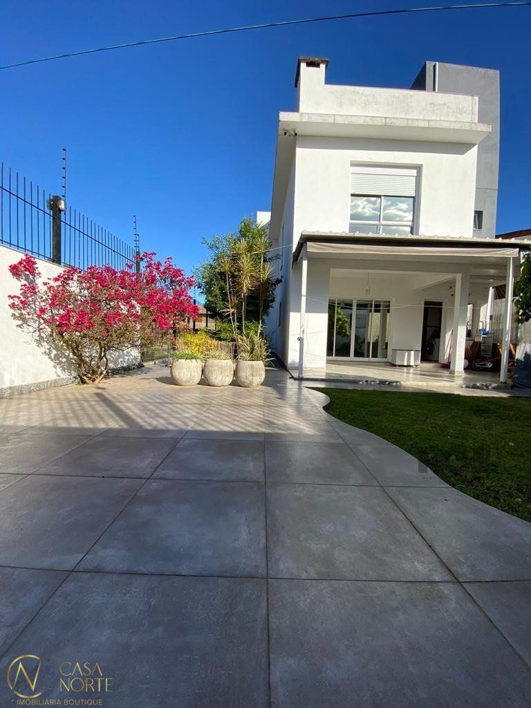 Casa à venda com 3 quartos, 288m², 1 suíte, 4 vagas, Rua Otelo Rosa no bairro Ipanema em Porto Alegre