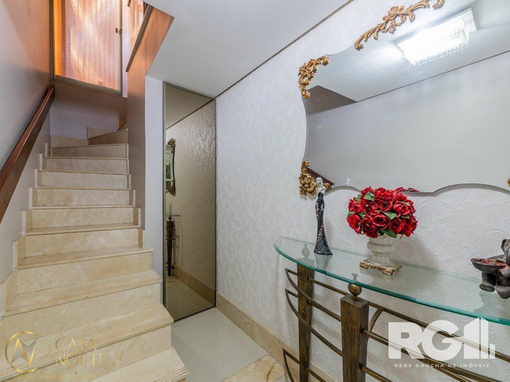 Casa de Condomínio à venda com 4 quartos, 257m², 4 suítes, 4 vagas, Rua Attilio Bilibio no bairro Jardim Carvalho em Porto Alegre