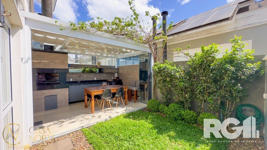 Casa de Condomínio à venda com 4 quartos, 218m², 4 suítes, 2 vagas, Rua Gralha Azul no bairro Jardim Carvalho em Porto Alegre